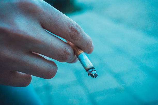 mann rauchen einer zigarette filtern - smoking smoking issues cigarette addiction stock-fotos und bilder