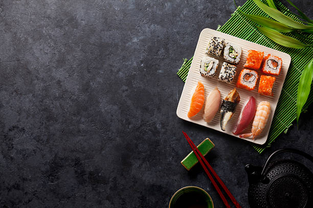 세트 of 스시, 마키 및 그린 티 - sushi japan maki sushi salmon 뉴스 사진 이미지