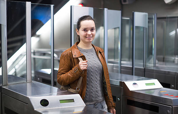 menina passando bilhete barreira de metro - baffle imagens e fotografias de stock