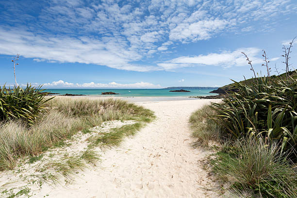 plage sur l’île anglo-normande de herm, royaume-uni, europe - herm photos et images de collection