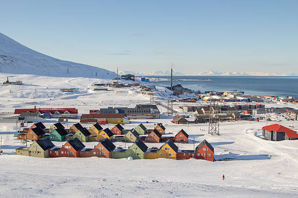 vue panoramique de longyearbyen, svalbard. norvège - svalbard islands photos et images de collection