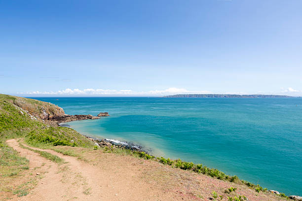 randonnée le long des plages de l’île d’herm, royaume-uni - herm photos et images de collection