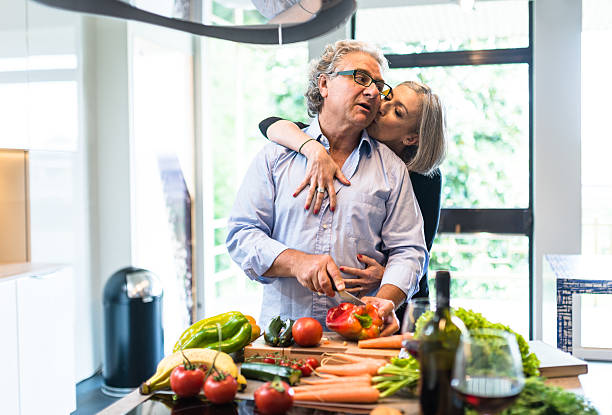affaires couple mature dans la cuisine de cuisine - cooking senior adult healthy lifestyle couple photos et images de collection