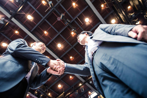 homem de negócios um apertar as mãos de acordo sobre um aquisição. - respect japan business togetherness imagens e fotografias de stock