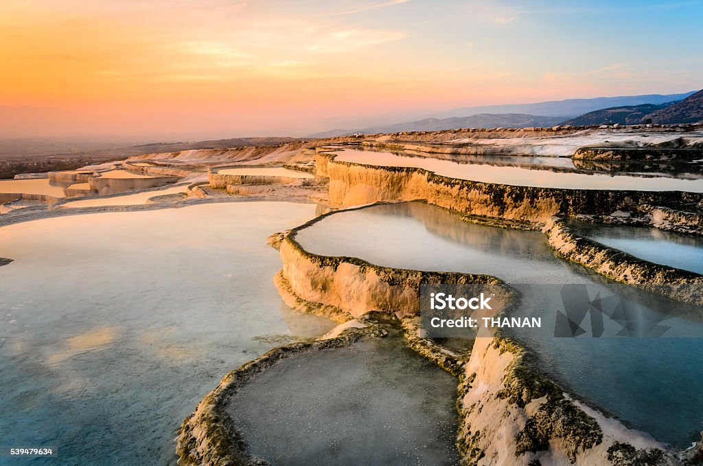 Carbonate travertines die natürliche pools bei Sonnenuntergang, Pamukkale - Lizenzfrei Pamukkale Stock-Foto