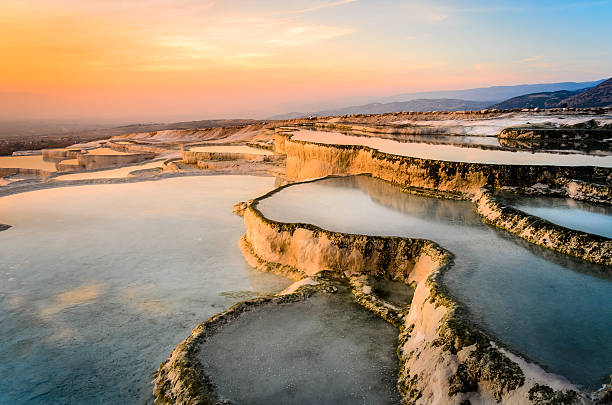 naturalny węglan travertines baseny podczas zachodu słońca, pamukkale - mineral waterfall water flowing zdjęcia i obrazy z banku zdjęć