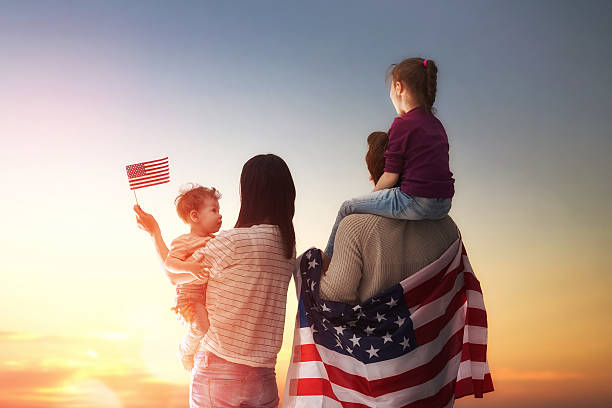 patriótica estadounidense vacaciones y feliz familia - fourth of july family flag american flag fotografías e imágenes de stock