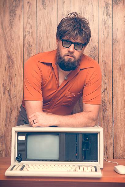vintage 1980 r. jest pracownik z stary komputer - nerd technology old fashioned 1980s style zdjęcia i obrazy z banku zdjęć