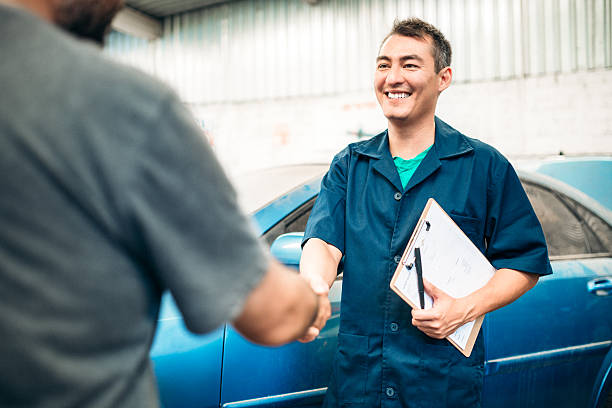 mecánico de automóviles apretones de manos del cliente - auto repair shop mechanic digital tablet customer fotografías e imágenes de stock