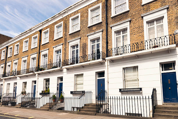 apartment-gebäude in london - street london england city of westminster uk stock-fotos und bilder