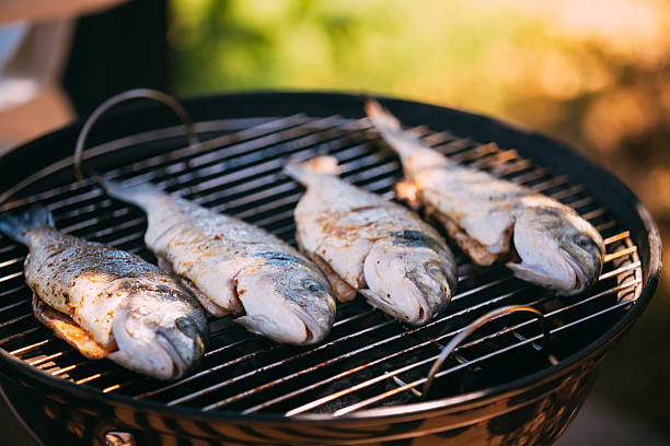 고기잡이 소스와 그릴에 야외 - broiled fish 뉴스 사진 이미지