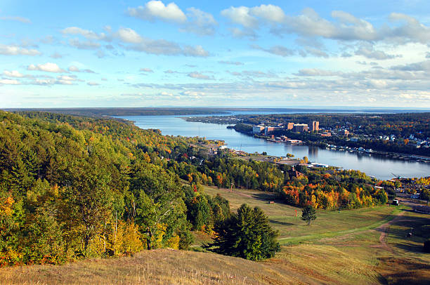 automne de quincy colline - portage lake photos et images de collection