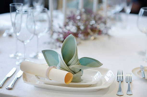 표 설정은 이벤트 파티라는 - wedding reception fine dining table restaurant 뉴스 사진 이미지