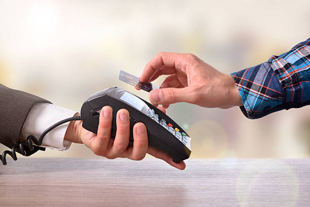 kunden bezahlen mit kreditkarte eine kreditkarten kontakt vorderansicht - approaching stock-fotos und bilder