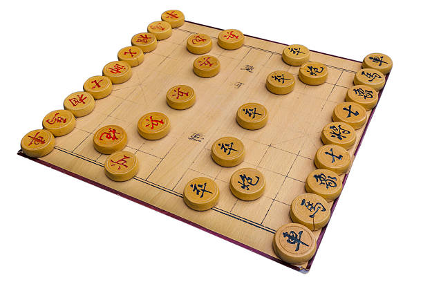un ajedrez chino sobre un fondo blanco - chinese chess fotografías e imágenes de stock