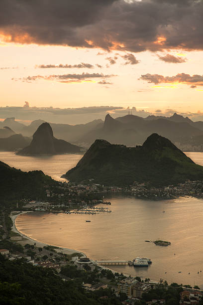 rio de janeiro z góry widok od parque da cidade niteroi - brazil silhouette sunset guanabara bay zdjęcia i obrazy z banku zdjęć