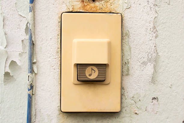 istock Old and dirty doorbell on concrete wall background, vintage effect 539667770