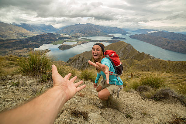 wanderer vorlagen mitspieler auf berggipfel - climbing women sport mountain stock-fotos und bilder