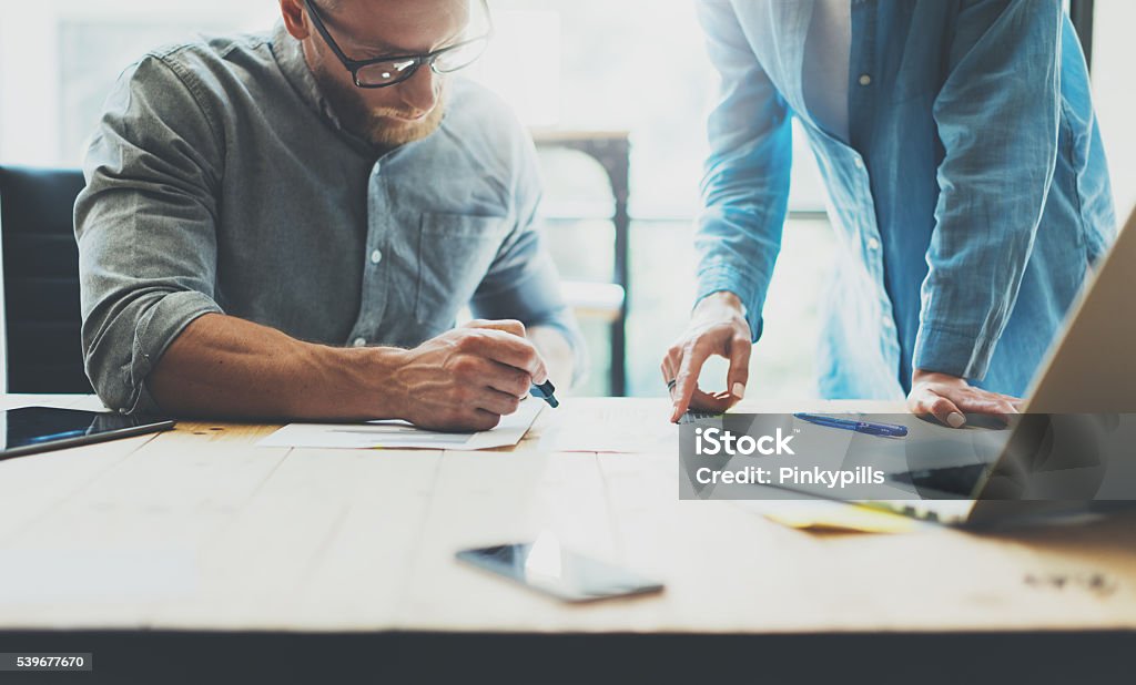 Collègues équipe processus de brainstorming de bureau moderne, Project manager porte - Photo de Gestion du risque libre de droits