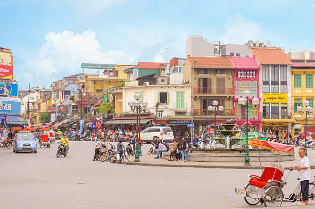 blick auf die straße von hanoi - urban growth audio stock-fotos und bilder