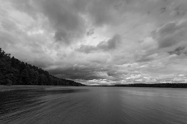 drammatico cielo sopra il lago pioggia - horizon over water horizontal surface level viewpoint foto e immagini stock