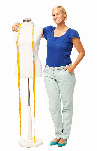 stilista di moda in piedi dal manichino - mannequin dressmakers model tape measure female foto e immagini stock