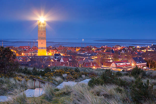 el faro de brandaris terschelling, los países bajos, por la noche - lighthouse beacon north sea coastal feature fotografías e imágenes de stock