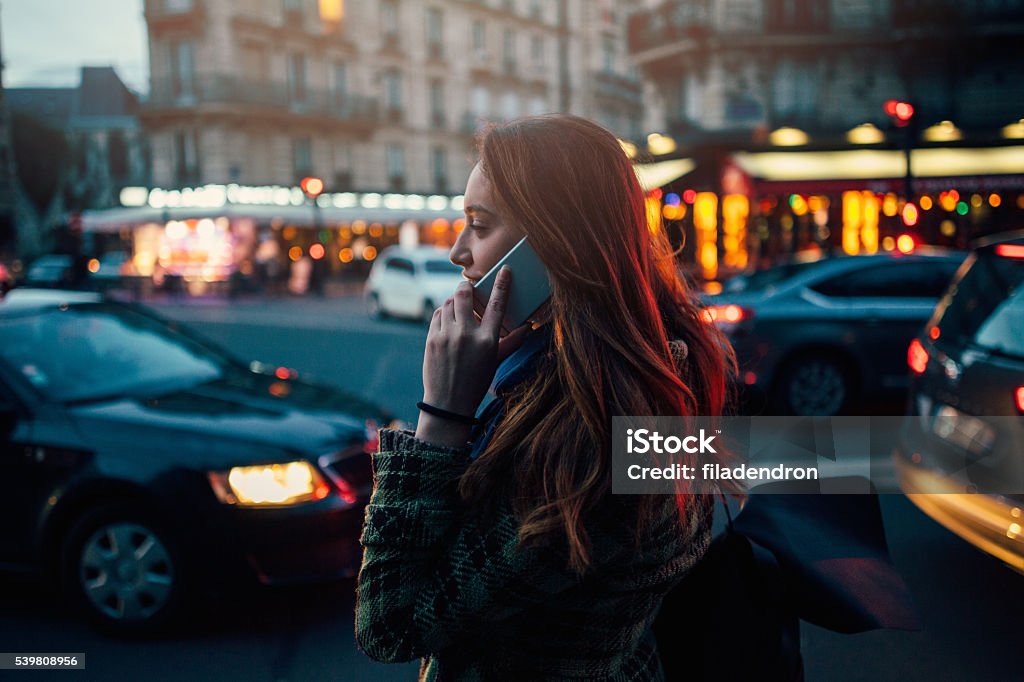 Donna parlando al telefono notturno - Foto stock royalty-free di Città