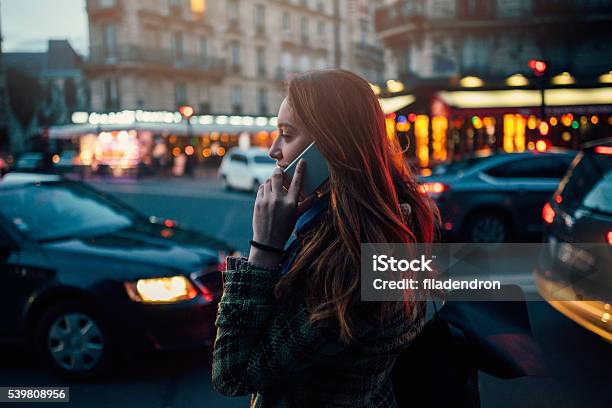 Donna Parlando Al Telefono Notturno - Fotografie stock e altre immagini di Città - Città, Notte, Usare il telefono