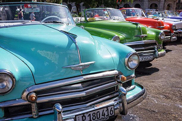 vintage americano auto parcheggiate a l'avana, cuba - taxi retro revival havana car foto e immagini stock