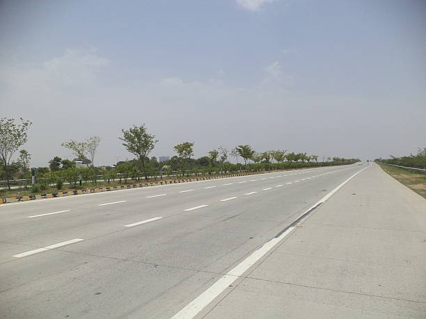 Expressway connecting Delhi and Agra