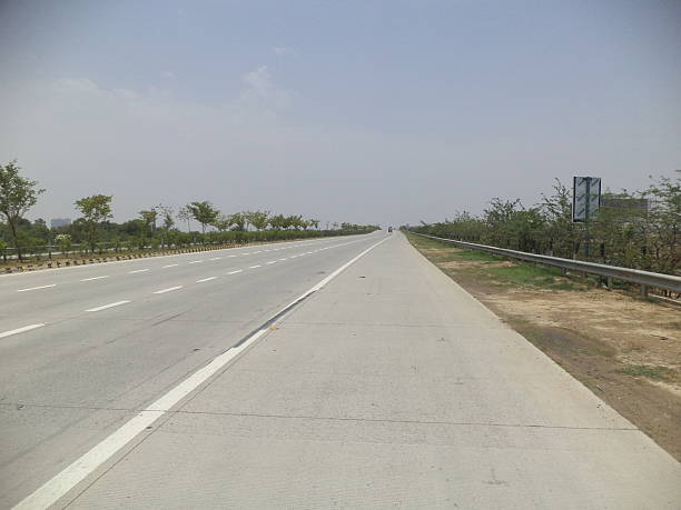 istock Expressway connecting Delhi and Agra 539812122