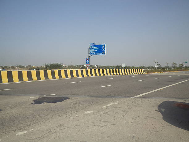 Expressway connecting Delhi and Agra