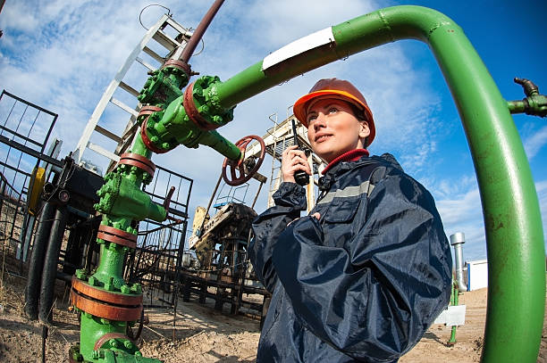 travailleur de l'industrie pétrole et du gaz. - engineer oil rig oil field manual worker photos et images de collection