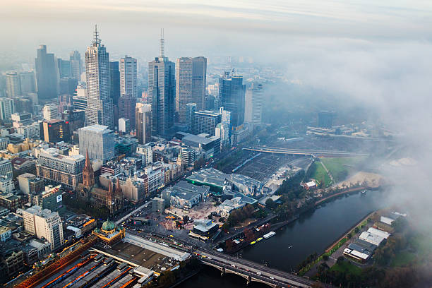 nebbia rotolamento di melbourne - melbourne city skyline australia foto e immagini stock