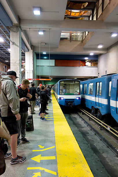 llegada de un tren de metro de montreal en plataforma - comming fotografías e imágenes de stock