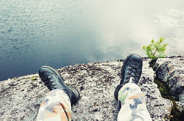 pés em camuflagem calças e calçados preto - pants green camouflage men - fotografias e filmes do acervo