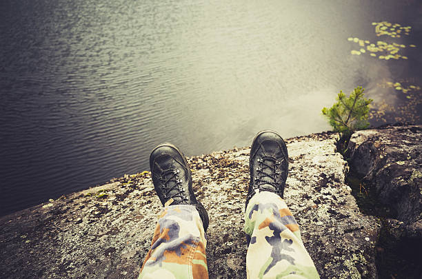 masculinos pés em camuflagem calças e calçados preto - pants green camouflage men - fotografias e filmes do acervo