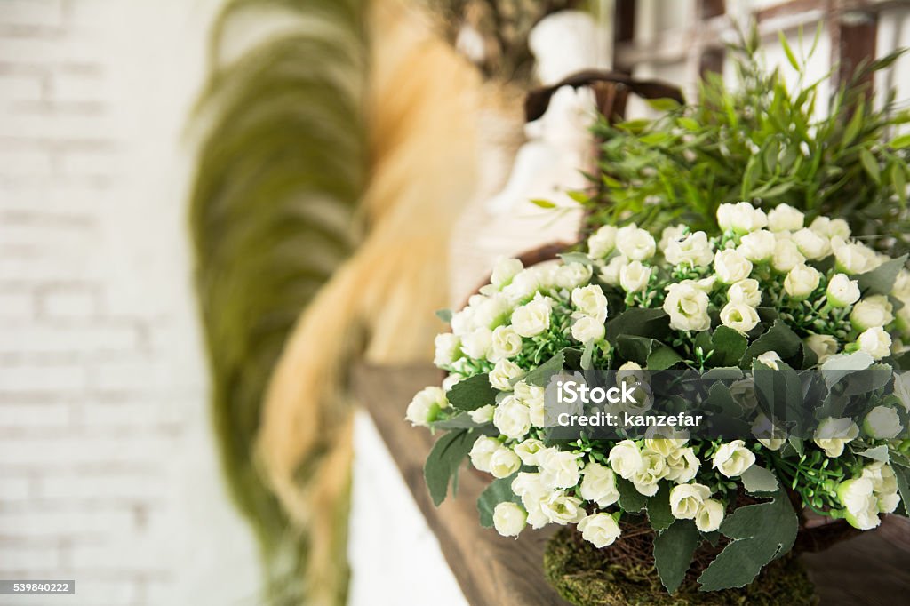Foto de Pequeno Vaso Com Flores Brancas e mais fotos de stock de Antigo -  Antigo, Armazém, Arranjo - iStock