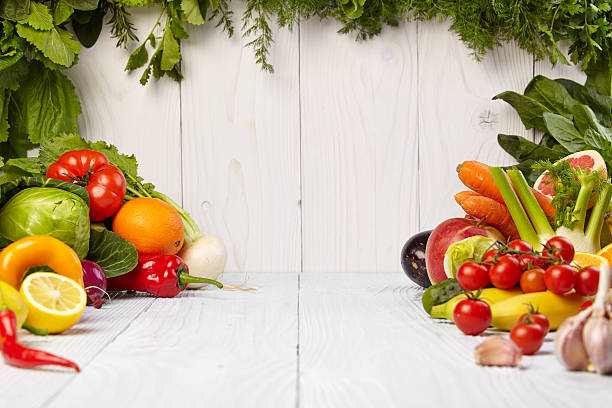 frutas e vegetais fronteiras na mesa de madeira branca - vegetables table imagens e fotografias de stock