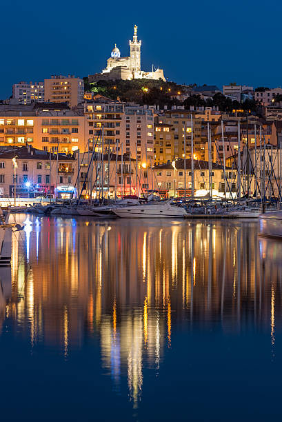 basílica notre-dame de la garde, porto de marselha, frança - notre dame de la garde imagens e fotografias de stock