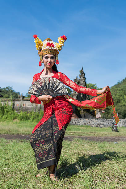 costume tradizionale balinese - danza del legong immagine foto e immagini stock
