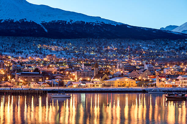 belo lago azul com montanha nevada ao fundo - ushuaia - fotografias e filmes do acervo