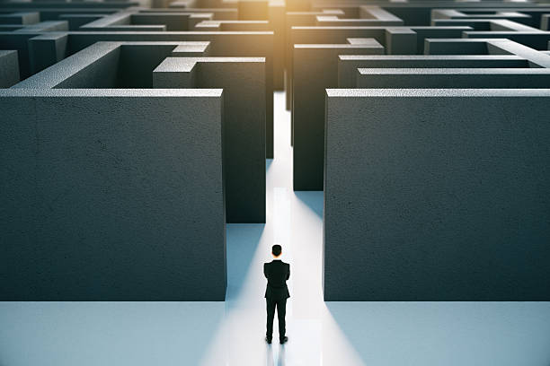 istock Businessman in front of labyrinth 539850038
