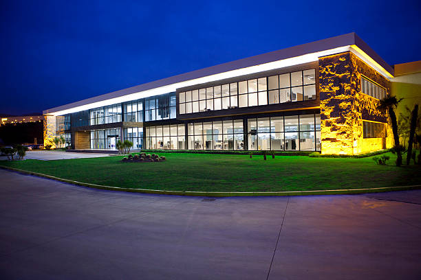 edificio de oficinas de consulta - office park office building medical building industrial building fotografías e imágenes de stock