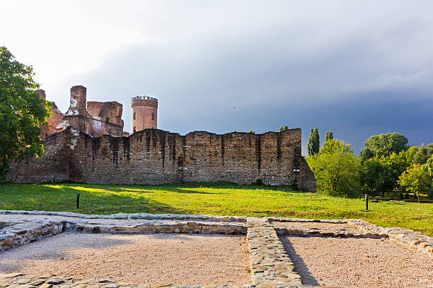 targoviste mura della città vecchia - tirgoviste foto e immagini stock