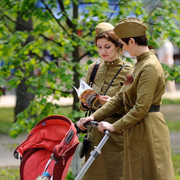 第 71 周年記念の勝利の日（第二次世界大戦）。 - child military saluting flag ストックフォトと画像