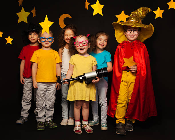 six enfants en costumes avec un télescope astronomie - science education school offspring photos et images de collection