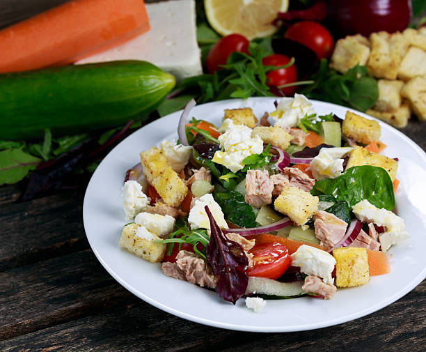 salada de atum com espinafre, rúcula, vermelho-rubi acelga, tomates, pepinos - ruby red chard - fotografias e filmes do acervo