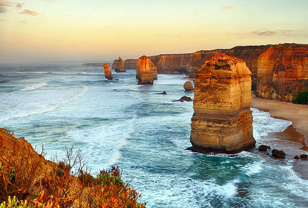 pôr do sol nas doze rochas marinhas dos apóstolos - australia melbourne landscape twelve apostles - fotografias e filmes do acervo